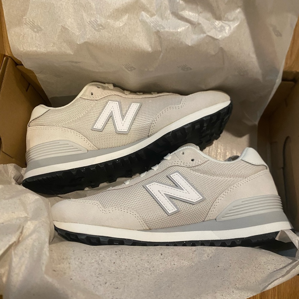 BRAND NEW IN BOX New Balance women’s 515 sneakers in white/gray size 6.5
